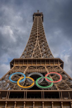 Paris, Fransa - 07 17 2024: Seine Rıhtımı 'ndan olimpiyat yüzükleriyle Eyfel Kulesi manzarası