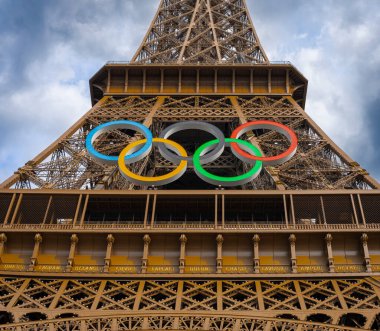 Paris, Fransa - 07 17 2024: Seine Rıhtımı 'ndan olimpiyat yüzükleriyle Eyfel Kulesi manzarası