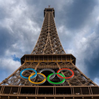 Paris, Fransa - 07 17 2024: Seine Rıhtımı 'ndan olimpiyat yüzükleriyle Eyfel Kulesi manzarası