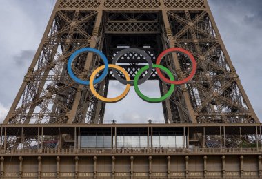 Paris, Fransa - 07 17 2024: Seine Rıhtımı 'ndan olimpiyat yüzükleriyle Eyfel Kulesi manzarası