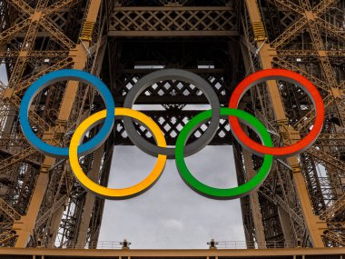 Paris, Fransa - 07 17 2024: Seine Rıhtımı 'ndan olimpiyat yüzükleriyle Eyfel Kulesi manzarası