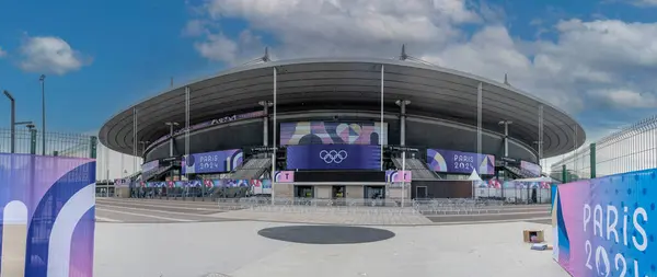 Paris, Fransa - 07: 19 2024: Paris 2024 Yeni Olimpiyat altyapısı. Saint-Denis 'teki Stade de France binasının dış görünüşü