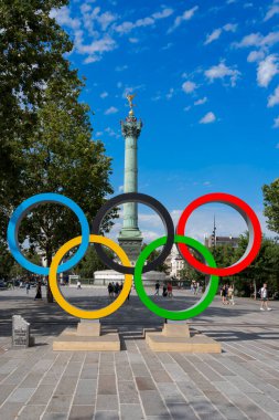 Paris, Fransa - 07: 20 2024: Paris Olimpiyat Oyunları 2024. Temmuz Kolonu ve Olimpiyat Halkaları ile Bastille 'in Yeri