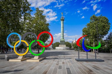 Paris, Fransa - 07: 20 2024: Paris Olimpiyat Oyunları 2024. Temmuz Sütunlu Bastille 'in Yeri, Paralimpik Alevleri ve Olimpiyat Halkaları