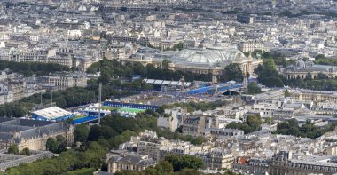 Paris, Fransa - 07 22 2024: Paris Olimpiyat Oyunları 2024. Montparnasse Kulesi 'nden Olimpik atletizm tesisleri, yol bisikletleri, Esplanade des Invalides boyunca okçuluk