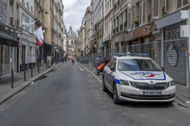 Paris, Fransa - 07: 23 2024: Paris Olimpiyat Oyunları 2024. Paris Oyunları 'nın gri bölgesindeki Seine nehri yakınındaki Paris caddesi manzarası.