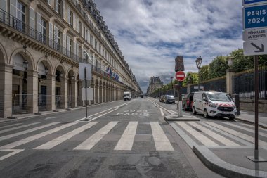 Paris, Fransa - 07: 23 2024: Paris Olimpiyat Oyunları 2024. Paris Oyunları 'nın gri bölgesindeki Seine nehri yakınındaki Paris caddesi manzarası.