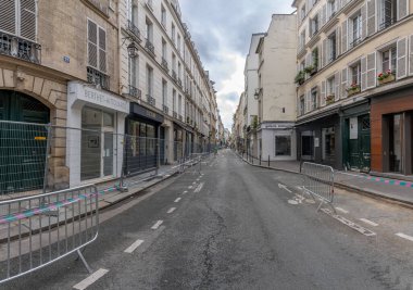 Paris, Fransa - 07: 23 2024: Paris Olimpiyat Oyunları 2024. Paris Oyunları 'nın gri bölgesindeki Seine nehri yakınındaki Paris caddesi manzarası.