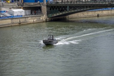 Paris, Fransa - 07: 23 2024: Paris Olimpiyat Oyunları 2024. Olimpiyatların açılış töreni ve nehir güvenliği botu için yabancılarla Seine rıhtımını seyret.