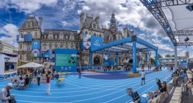 Paris, Fransa - 07: 23 2024: Paris Belediye Binası. Olimpiyat halkaları ve Paris 2024 sembolüyle renkli belediye binası manzarası