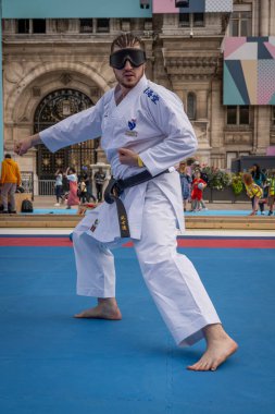 Paris, Fransa - 07: 23 2024: Paris Belediye Binası. Kör bir adamın karate dövüşü gösterisiyle oyun terası manzarası