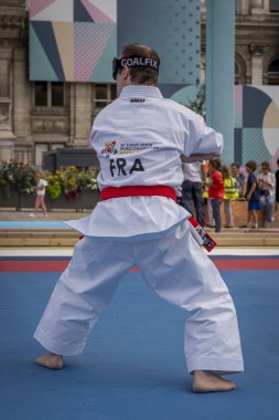 Paris, Fransa - 07: 23 2024: Paris Belediye Binası. Kör bir adamın karate dövüşü gösterisiyle oyun terası manzarası