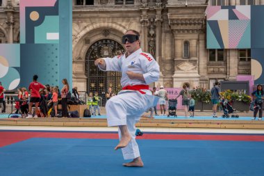 Paris, Fransa - 07: 23 2024: Paris Belediye Binası. Kör bir adamın karate dövüşü gösterisiyle oyun terası manzarası