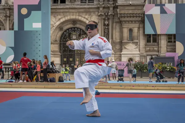 Paris, Fransa - 07: 23 2024: Paris Belediye Binası. Kör bir adamın karate dövüşü gösterisiyle oyun terası manzarası