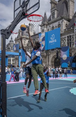 Paris, Fransa - 07: 23 2024: Paris Belediye Binası. Erkekler basketbol gösterisiyle birlikte oyun terası manzarası