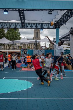 Paris, Fransa - 07: 23 2024: Paris Belediye Binası. Erkekler basketbol gösterisiyle birlikte oyun terası manzarası