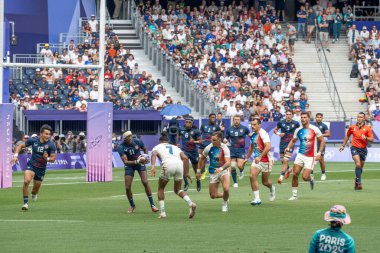 Paris, Fransa - 07: 24 2024: Paris Olimpiyat Oyunları 2024. Olimpiyat ragbi turnuvasının ilk gününde stadyumda oynayan Fransız rugby takımını izliyoruz.