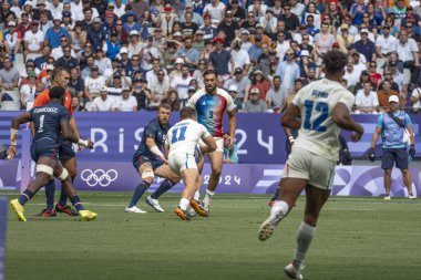 Paris, Fransa - 07: 24 2024: Paris Olimpiyat Oyunları 2024. Olimpiyat ragbi turnuvasının ilk gününde stadyumda oynayan Fransız rugby takımını izliyoruz.