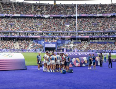 Paris, Fransa - 07: 24 2024: Paris Olimpiyat Oyunları 2024. Olimpiyat ragbi turnuvasının ilk gününde stadyumda oynayan Fransız rugby takımını izliyoruz.