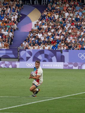 Paris, Fransa - 07: 24 2024: Paris Olimpiyat Oyunları 2024. Olimpiyat ragbi turnuvasının ilk gününde stadyumda oynayan Fransız rugby takımını izliyoruz.