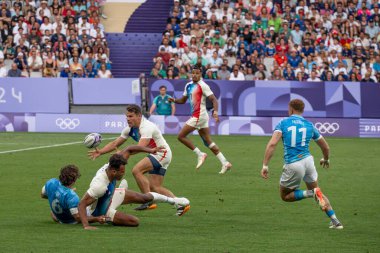 Paris, Fransa - 07: 24 2024: Paris Olimpiyat Oyunları 2024. Olimpiyat ragbi turnuvasının ilk gününde stadyumda oynayan Fransız rugby takımını izliyoruz.