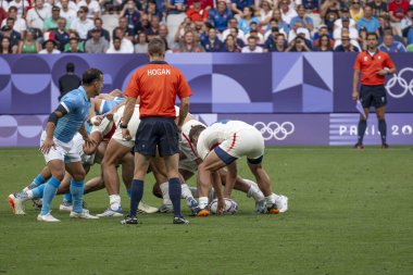 Paris, Fransa - 07: 24 2024: Paris Olimpiyat Oyunları 2024. Olimpiyat ragbi turnuvasının ilk gününde stadyumda oynayan Fransız rugby takımını izliyoruz.