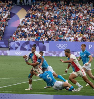 Paris, Fransa - 07: 24 2024: Paris Olimpiyat Oyunları 2024. Olimpiyat ragbi turnuvasının ilk gününde stadyumda oynayan Fransız rugby takımını izliyoruz.