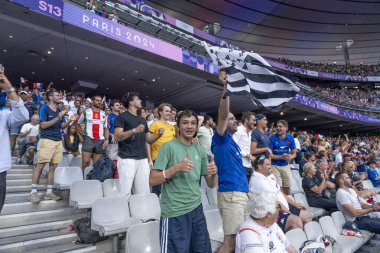 Paris, Fransa - 07: 24 2024: Paris Olimpiyat Oyunları 2024. Olimpiyat ragbi turnuvasının ilk gününde halkın taraftarlarının Stade de France 'ın içine bakın.