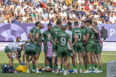 Paris, Fransa - 07: 24 2024: Paris Olimpiyat Oyunları 2024. Olimpiyat ragbi turnuvasının ilk gününde stadyumda oynayan İrlanda ve Güney Afrika ragbi takımlarının karşılaşması