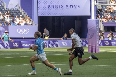 Paris, Fransa - 07: 24 2024: Paris Olimpiyat Oyunları 2024. Olimpiyat ragbi turnuvasının ilk gününde Fidji 'ye karşı Uruguay ragbi takımları stadyumda oynuyor.