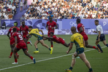 Paris, Fransa - 07: 24 2024: Paris Olimpiyat Oyunları 2024. Olimpiyat ragbi turnuvasının ilk gününde stadyumda oynayan Kenya ragbi takımlarına karşı Avustralya maçı izleyeceğiz.