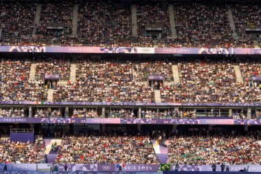 Paris, Fransa - 07: 24 2024: Paris Olimpiyat Oyunları 2024. Olimpiyat ragbi turnuvasının ilk gününde Fransız taraftarların Stade de France 'ın içine bakın.