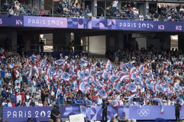 Paris, Fransa - 07: 24 2024: Paris Olimpiyat Oyunları 2024. Olimpiyat ragbi turnuvasının ilk gününde Fransız taraftarların Stade de France 'ın içine bakın.