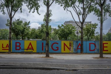 Paris, Fransa - 07 21 2024: Ourcq Kanalı. La Villette Havzası 'ndaki açık yüzme havuzunun girişini görün.