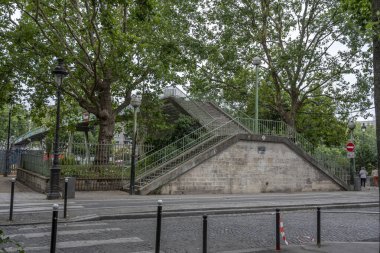 Paris, Fransa - 07 21 2024: Ourcq Kanalı. La Villette Havzası 'ndaki Moselle köprüsünü rıhtımdan izleyin.