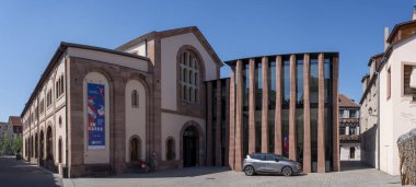 Selestat, Fransa - 06: 25 2024: Hümanist Kütüphane cephesine ve tuz sokağından mozaiğine bakın