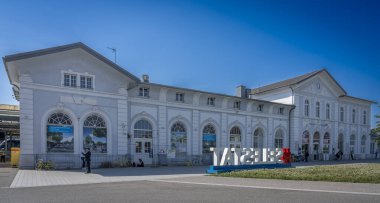 Selestat, Fransa - 06 25 2024: Selestat tren istasyonu. Tren istasyonu binasının dış görünüşü