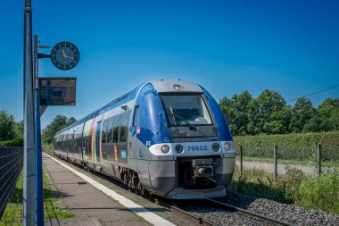 Goxwiller, Fransa - 06 23 2023: Goxwiller tren istasyonu. İstasyondan geçen bir trenin görüntüsü