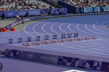 Paris, Fransa - 08 02 2024: Paris Olimpiyat Oyunları 2024. Olimpiyat Atletizm müsabakalarının ilk gününde Fransa Stadyumu 'nun içine bakın.