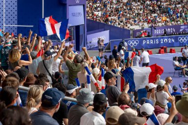 Paris, Fransa - 08 02 2024: Paris Olimpiyat Oyunları 2024. Olimpiyat Atletizm Oyunları 'nın ilk gününde Fransız taraftarların Stade de France' ın içine bakın