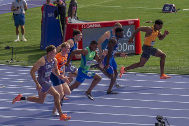 Paris, Fransa - 08 02 2024: Paris Olimpiyat Oyunları 2024. Olimpiyat Atletizm Şampiyonası 'nın ilk gününde stadyumda erkekler 100 metre dekatlonu izleniyor.
