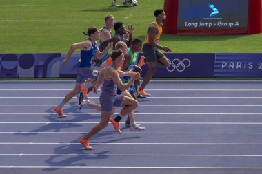 Paris, Fransa - 08 02 2024: Paris Olimpiyat Oyunları 2024. Olimpiyat Atletizm Şampiyonası 'nın ilk gününde stadyumda erkekler 100 metre dekatlonu izleniyor.