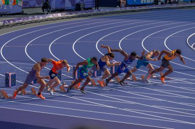 Paris, Fransa - 08 02 2024: Paris Olimpiyat Oyunları 2024. Olimpiyat Atletizm Şampiyonası 'nın ilk gününde stadyumda erkekler 100 metre dekatlonu izleniyor.