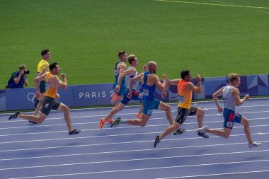 Paris, Fransa - 08 02 2024: Paris Olimpiyat Oyunları 2024. Olimpiyat Atletizm Şampiyonası 'nın ilk gününde stadyumda erkekler 100 metre dekatlonu izleniyor.