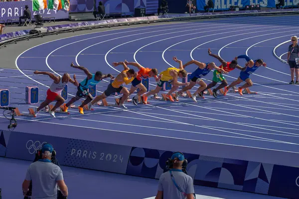 Paris, Fransa - 08 02 2024: Paris Olimpiyat Oyunları 2024. Olimpiyat Atletizm Şampiyonası 'nın ilk gününde stadyumda erkekler 100 metre dekatlonu izleniyor.