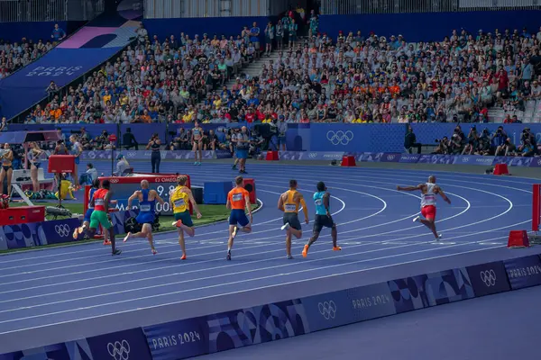 Paris, Fransa - 08 02 2024: Paris Olimpiyat Oyunları 2024. Olimpiyat Atletizm Şampiyonası 'nın ilk gününde stadyumda erkekler 100 metre dekatlonu izleniyor.