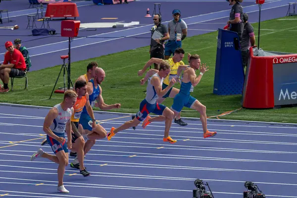 Paris, Fransa - 08 02 2024: Paris Olimpiyat Oyunları 2024. Olimpiyat Atletizm Şampiyonası 'nın ilk gününde stadyumda erkekler 100 metre dekatlonu izleniyor.