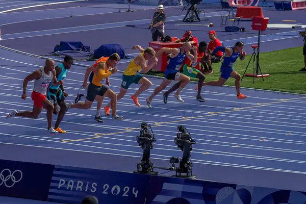 Paris, Fransa - 08 02 2024: Paris Olimpiyat Oyunları 2024. Olimpiyat Atletizm Şampiyonası 'nın ilk gününde stadyumda erkekler 100 metre dekatlonu izleniyor.