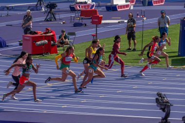 Paris, Fransa - 08 02 2024: Paris Olimpiyat Oyunları 2024. Olimpiyat Atletizm Şampiyonası 'nın ilk gününde stadyumda yapılacak 100 metre ön eleme maçlarını izleyeceğiz.