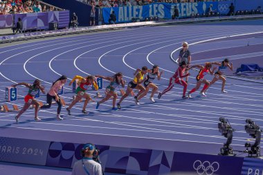 Paris, Fransa - 08 02 2024: Paris Olimpiyat Oyunları 2024. Olimpiyat Atletizm Şampiyonası 'nın ilk gününde stadyumda yapılacak 100 metre ön eleme maçlarını izleyeceğiz.
